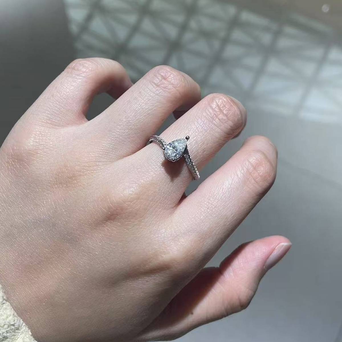 扭臂水滴钻女戒S925银镀白金定制选款主石莫桑钻1.0ct/副石高碳钻